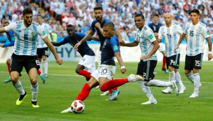  姆巴佩梅开二度助球队取胜，法甲射手榜强势登顶  