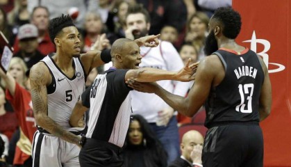  尼斯主帅赛后炮轰裁判 称争议判罚改变局势  